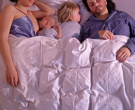 Co sleeping: dormire insieme fa bene. Ecco perché.